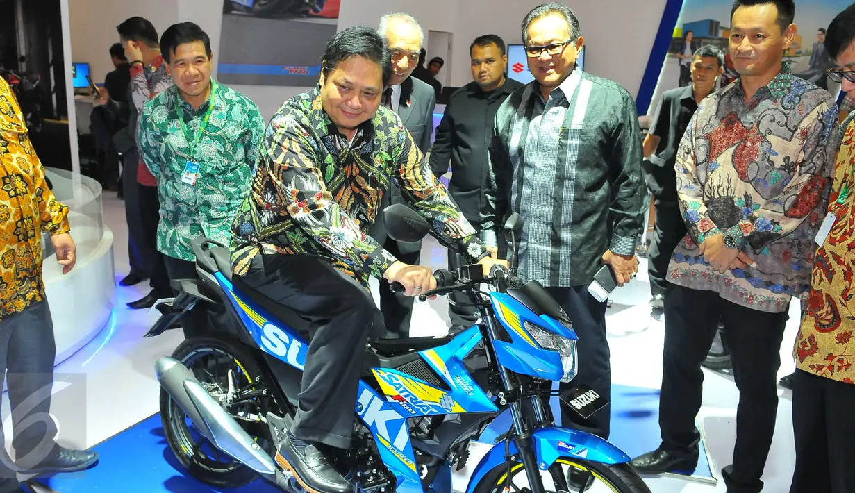 Menperin, Airlangga Hartarto mencoba kendaraan saat pembukaan Indonesia Motorcycle Show (IMOS) 2016 di JCC, Senayan, Jakarta, Rabu (2/11). IMOS 2016 terdiri dari 5 perusahaan motor anggota Asosiasi Industri Sepeda Motor (AISI). (Liputan6.com/Angga Yuniar)