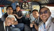 Muhammad Adi Yaksa dan Bagaskara Lazuardi beserta sejumlah wartawan Indonesia peliput SEA Games 2025 menggunakan Rod Daeng sebagai alat transportasi umum menuju venue latihan Timnas Indonesia U-22. (Bola.com/Muhammad Adi Yaksa)