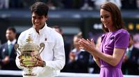 Catherine, Princess of Wales dari Inggris bertepuk tangan kepada petenis Spanyol Carlos Alcaraz saat menerima trofi pemenang setelah mengalahkan Novak Djokovic dari Serbia dalam pertandingan tenis final tunggal putra mereka pada hari keempat belas Kejuaraan Wimbledon 2024 di The All England Lawn Tennis and Croquet Club di Wimbledon, barat daya London, pada tanggal 14 Juli 2024. (HENRY NICHOLLS/AFP)