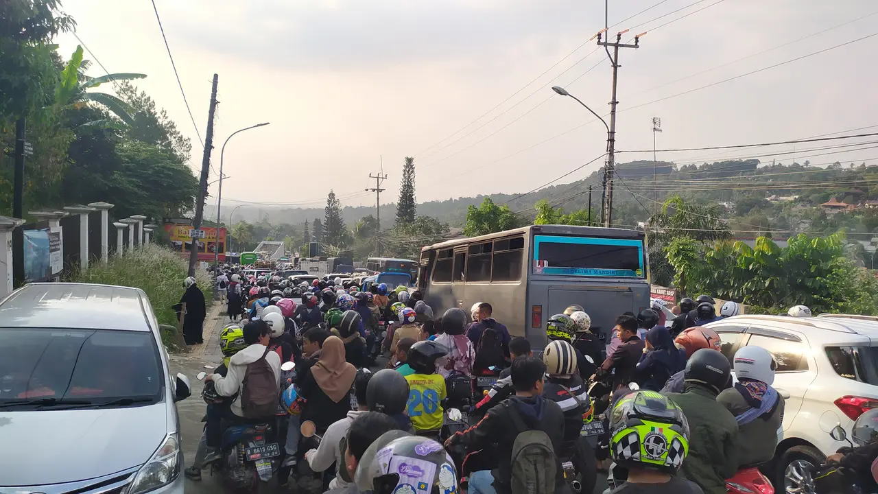 Kawasan Puncak, Bogor mengalami kemacetan, Sabtu (9/11/2019). (Liputan6.com/ Achmad Sudarno)