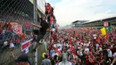 Para pendukung tim Ferrari atau Tifosi memadati Sirkuit Monza saat prosesi podium Formula 1 GP Italia 2024 pada Minggu (01/09/2024) waktu setempat. (AFP/Andrej Isakovic)