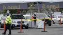 Petugas melayani tenaga kesehatan yang berada di dalam mobil di pusat vaksinasi drive-thru di City College of San Francisco di San Francisco, Senin (1/2/2021). Ketika pasokan vaksin COVID-19 meningkat, UCSF memperluas upaya vaksinasi kepada mereka yang paling berisiko. (AP Photo/Jeff Chiu)
