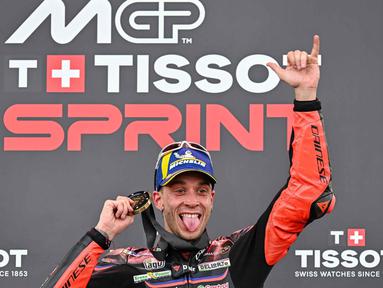 Pembalap MotoGP asal Italia dari tim Aprilia Racing, Marco Bezzecchi merayakan kemenangannya di podium setelah memenangkan Sprint Race pada MotoGP Grand Prix Indonesia di Sirkuit Internasional Mandalika, Nusa Tenggara Barat, pada Sabtu 4 Oktober 2025. (SONNY TUMBELAKA/AFP)