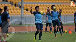 Guna menghadapi tim Korea Utara April 25 Sport Club Kapten Timnas Indonesia Ahmad Bustomi terlihat berlatih serius di Stadion GBK Jakarta (Liputan6.com/ Helmi Fithriansyah)