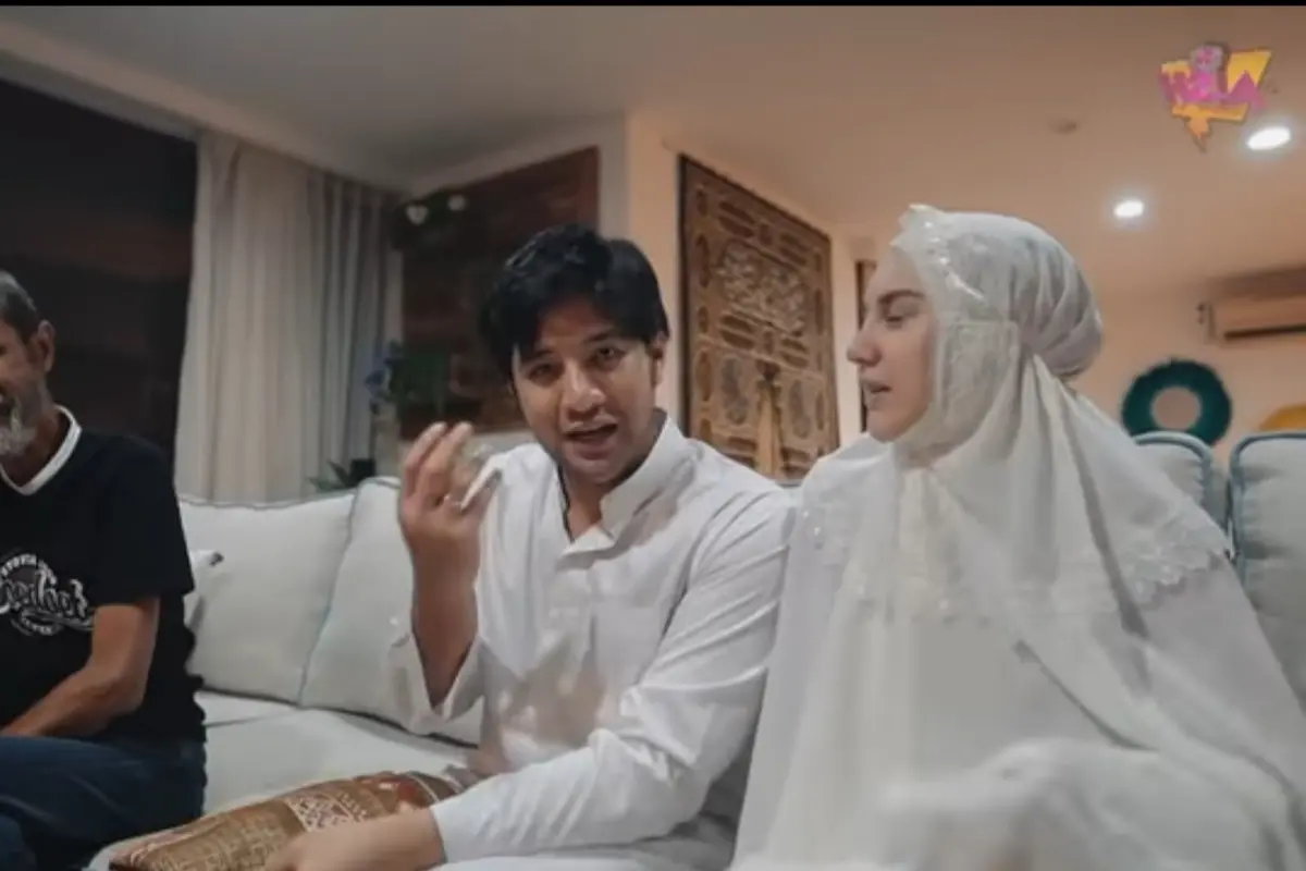 6 Momen Ammar dan Irish Bella Tarawih Bareng di Hari Pertama Ramadhan, Syahdu