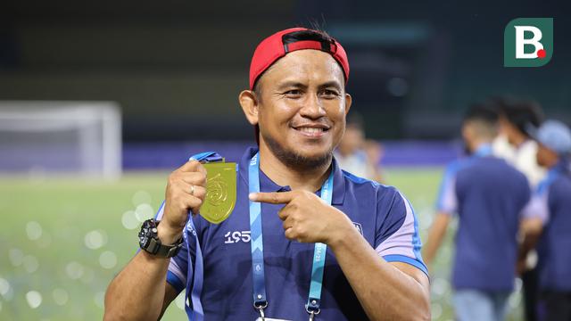 Para pemain Persita Tangerang memamerkan medali usal menjuarai ajang Elite Pro Academi kategori U-20 2024/2025 di Stadion Patriot Chandrabhaga, Bekasi pada Sabtu (22/2/2025).