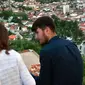 Pasangan Muslim Bosnia duduk menghadap ke kota sambil menunggu berbuka puasa pada hari pertama bulan suci Ramadan, di Sarajevo, (16/5). Muslim Bosnia mencapai sekitar 40 persen dari penduduk Bosnia 3,8 juta. (AFP Photo/Elvis Barukcic)