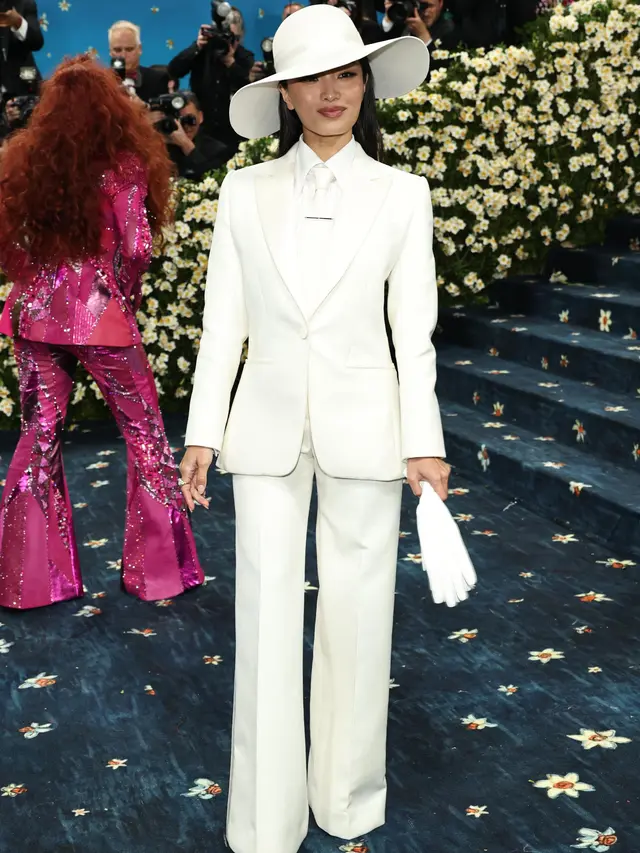 Gaya Memukau Selebritis Asia Hadir di Met Gala 2025 .