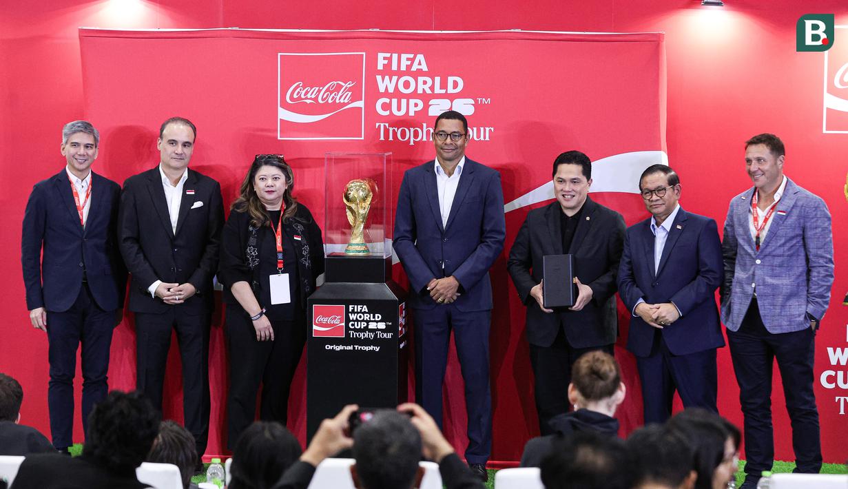 Menpora Erick Thohir (kanan) bersama Gubernur DKI Jakarta Pramono Anung (kedua kanan), President ASEAN & South Pacific The Coca-Cola Company Selman Careaga (kiri) dan mantan pemain sepak bola Gilberto Silva (ketiga kiri) foto bersama dengan trofi FIFA World Cup 2026 yang diperlihatkan di Jakarta International Convention Center (JICC), Senayan, Jakarta, Kamis (22/1/2026). (Bola.com/ Abdul Aziz)