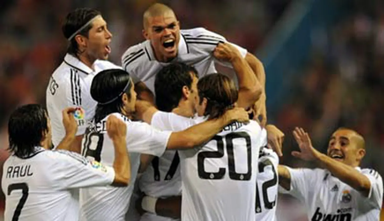 Real Madrid's Dutch striker Ruud Van Nistelrooy is surrounded by teammates after scoring against Atletico Madrid during a Spanish league match at Vicente Calderon stadium in Madrid on October 18, 2008. AFP PHOTO/PHILIPPE DESMAZES 