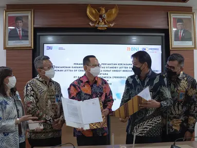 PT Askrindo dan PT Bank Negara Indonesia Tbk menandatangani Perjanjian Kerja Sama Penjaminan Garansi Bank Dan / Atau Standby Letter Of Credit Serta Penjaminan Letter Of Credit Dan / Atau Surat Kredit Berdokumen Dalam Negeri, di Graha Askrindo Kemayoran, Selasa (5/4/2022). (Liputan6.com/HO/Iqbal)