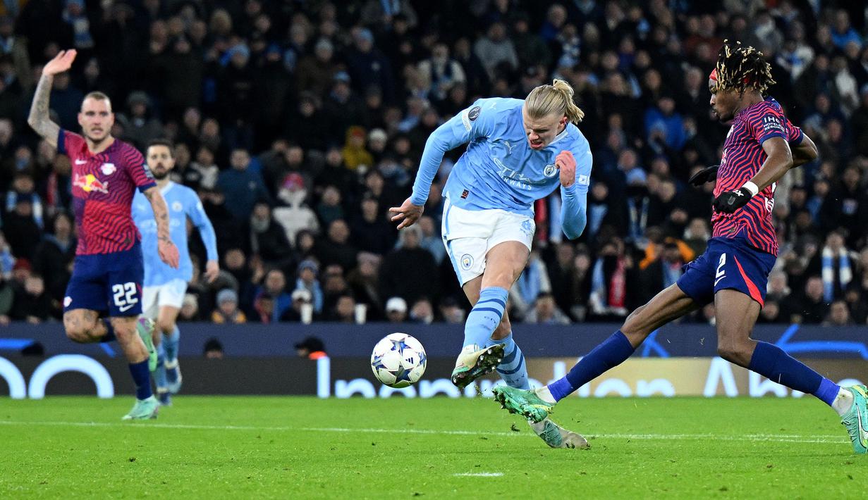 Pemain Manchester City, Erling Haaland (tengah) mencetak gol ke gawang RB Leipzig pada laga lanjutan Grup G Liga Champions 2023/2024 yang berlangsung di Etihad Stadium, Manchester, Rabu (29/11/2023). (AFP/Paul Ellis)