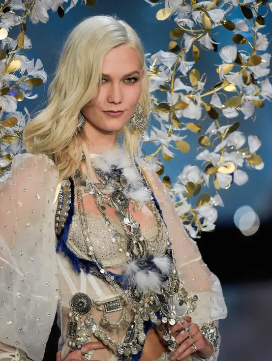 Model AS, Karlie Kloss berpose di atas catwalk menampilkan lini pakaian dalam selama Victoria's Secret Fashion Show 2017 di Shanghai, Senin (20/11). Untuk momen comebacknya tersebut, Karlie Kloss dipercayakan menampilkan dua look. (FRED DUFOUR/AFP)