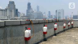 Dalam satu hari, sekitar 1.000 liter air digunakan untuk menyemprotkan air ke udara. (Liputan6.com/Herman Zakharia)