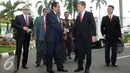 Kepala Kejakasaan Agung, HM Prasetyo berjabat tangan dengan komisioner Independent Commision of Anti Corruption (ICAC) Hongkong Mr. Simon Y.L.Peh saat menerima kunjungan bilateral di Kejaksaan agung RI, Jakarta, Kamis (17/3). (Liputan6.com/Helmi Afandi)