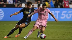Pemain Inter Miami, Lionel Messi (kanan) berebut bola dengan pemain Philadelphia Union, Quinn Sullivan pada laga Piala Liga 2023 di Subaru Park, Chester, Pennsylvania, 15 Agustus 2023. (AFP/Angela Weiss)