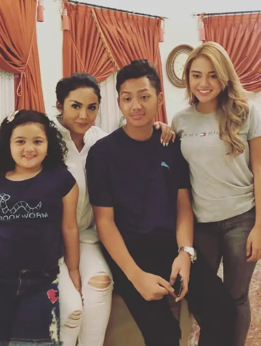 Krisdayanti dan Aurel Hermansyah