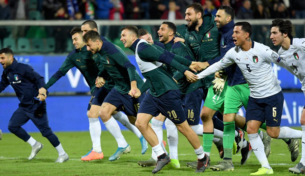 Para pemain Italia merayakan kemenangan atas Armenia pada laga Kualifikasi Piala Eropa 2020 di Stadion Renzo Barbera, Palermo, Senin (18/11). Italia menang 9-1 atas Armenia. (AFP/Andreas Solaro)