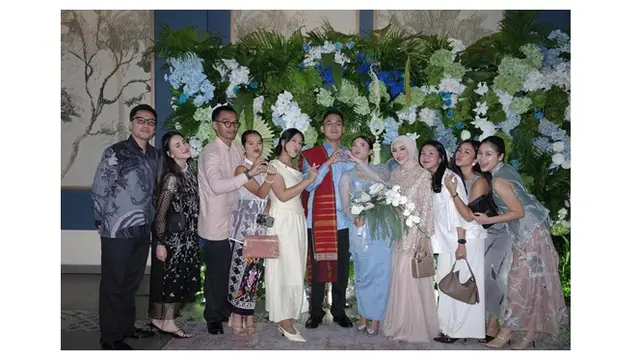 Potret Memukau Aurel Hermansyah Pakai Gamis Lace di Lamaran Adik Raditya Dika
