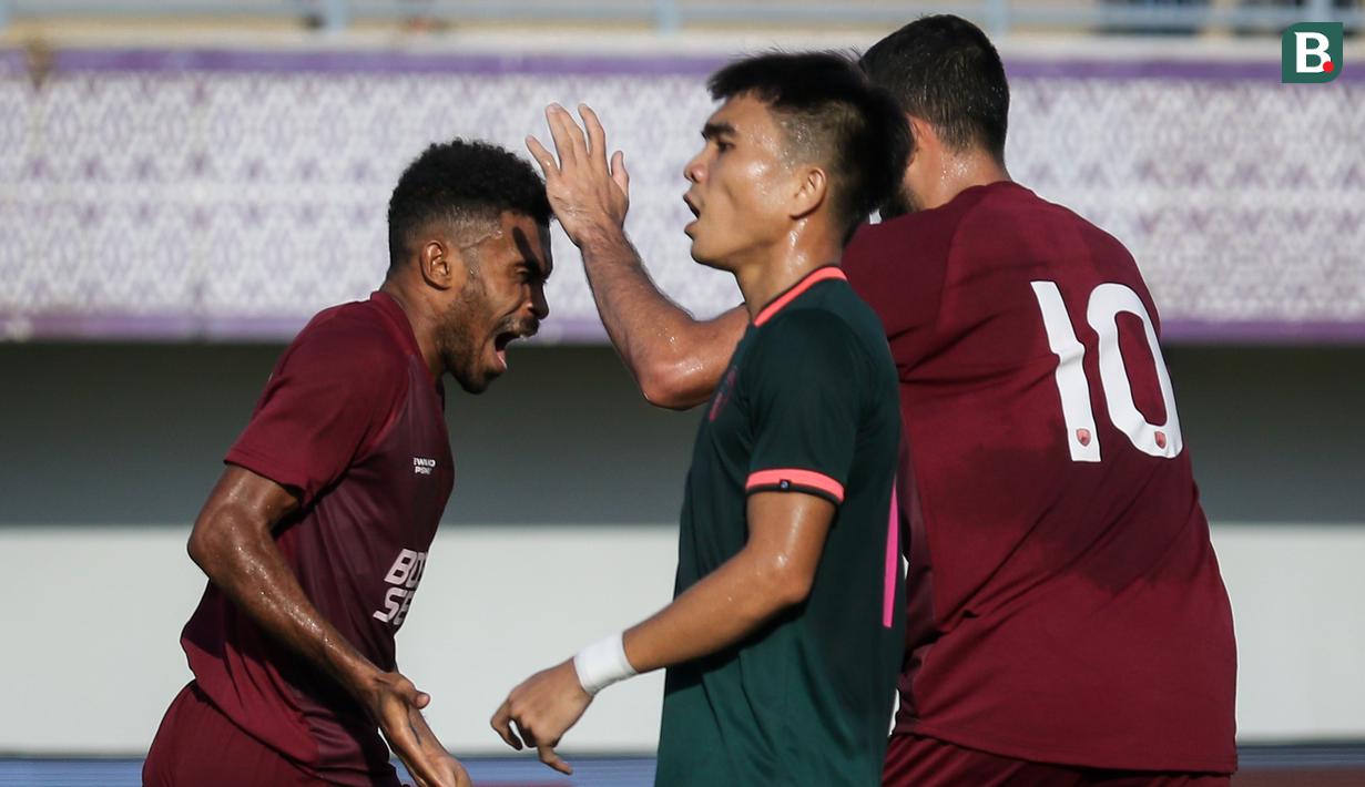 <p>Pemain PSM Makassar, Yance Sayuri (kiri) merayakan gol pertama timnya saat pertandingan persahabatan antara Persita Tangerang melawan PSM Makassar di Indomilk Arena, Tangerang, Rabu (01/06/2022). Pertandingan berakhir dengan skor imbang 1-1. (Bola.com/Bagaskara Lazuardi)</p>