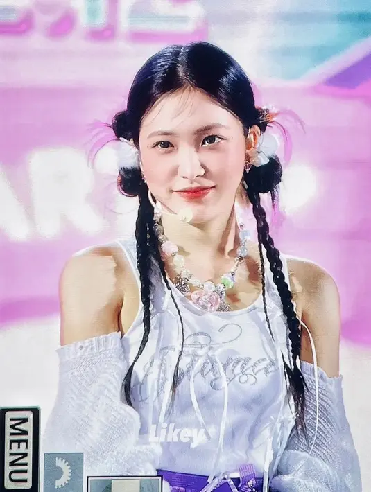 Yeri tak kalah cantik dengan dua warna outfit, silver dan biru. Look-nya tampak fun dan manis seperti sosoknya sang maknae. [Instagram.com/yerim_updates]