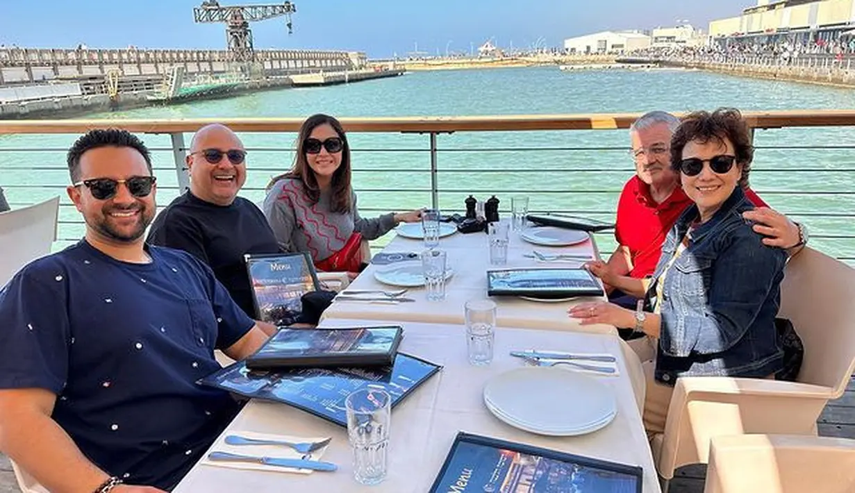 Selain mengunjungi Al Aqsa, Maia bersama suami juga mengunjungi beberapa tempat bersejarah di sana. Momen Maia bertemu dengan keluarga Irwan Mussry. [Instagram/maiaestiantyreal]