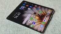 Oppo Find N5 saat dalam keadaan terbuka. (Liputan6.com/ Yuslianson)