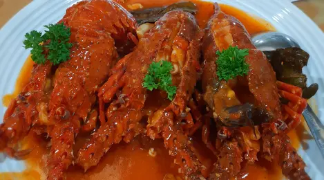 Lobster saus Padang pedas manis dengan daging lembut yang terbalut saus merah kaya rempah