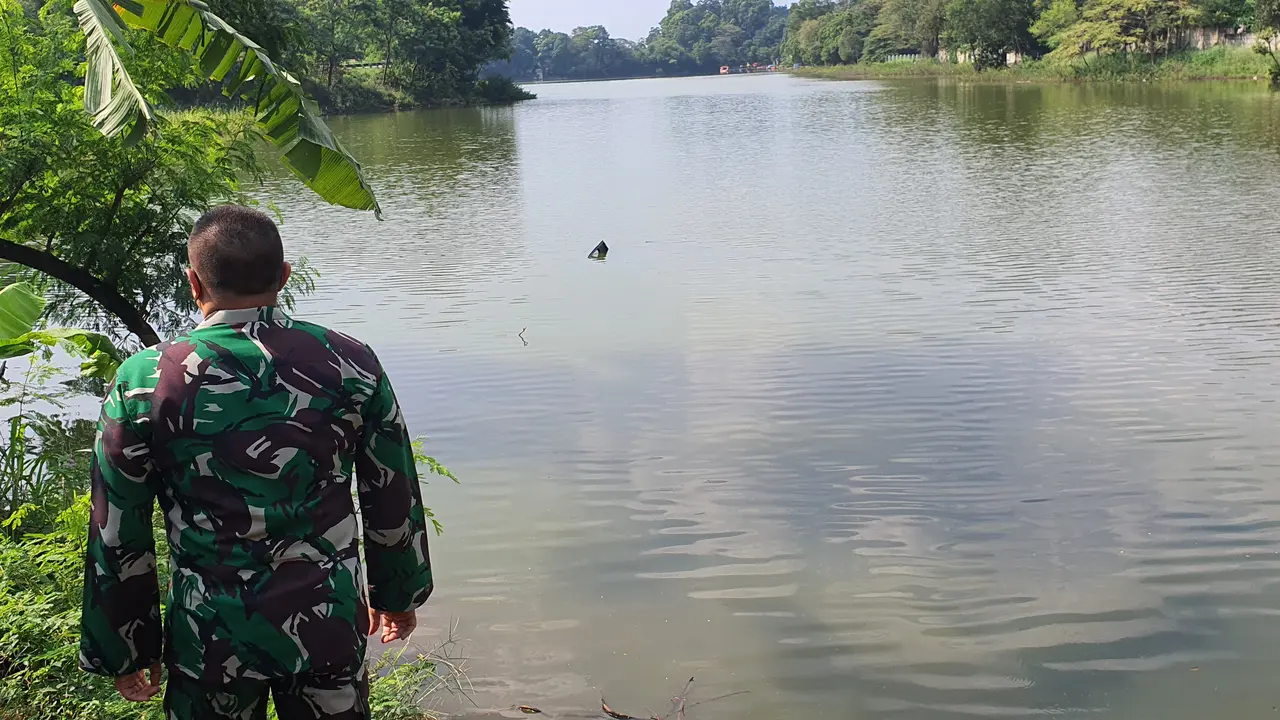 Helikopter jatuh di Depok. (Liputan6.com/Dicky Agung Prihanto)