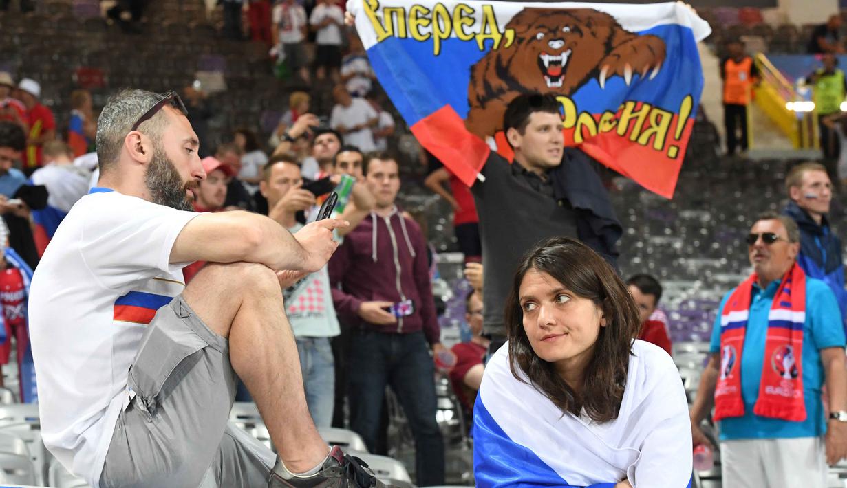 Fans Rusia terlihat sedih setelah timnya kalah dari Wales 0-3  pada laga grup B Euro cup 2016 di Stadion Municipal, Toulouse, Selasa (21/6/2016) dini hari WIB. (AFP/Pascal Guyot)
