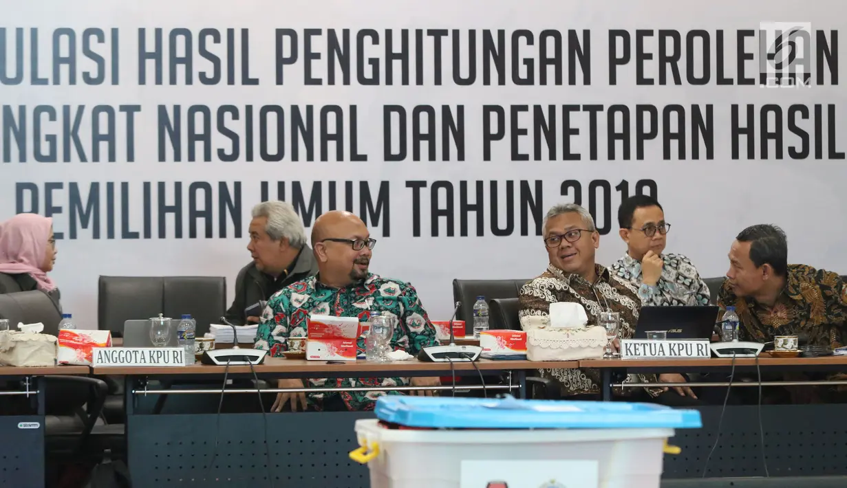 Ketua KPU RI, Arief Budiman (keempat kiri) memimpin rapat Rekapitulasi Hasil Penghitungan Perolehan Suara Tingkat Nasional dan Penetapan Hasil Pemilihan Umum Tahun 2019, Jakarta, Minggu (5/5/2019). Rapat dihadiri partai politik, timses Capres/Cawapres dan Bawaslu. (Liputan6.com/Helmi Fithriansyah)
