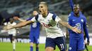 Pemain Tottenham Hotspur, Erik Lamela, melakukan selebrasi usai mencetak gol ke gawang Chelsea pada laga Piala Liga Inggris di London, Rabu (30/9/2020). Tottenham menang adu penalti dengan skor 5-4 (1-1). (Matt Dunham/Pool via AP)
