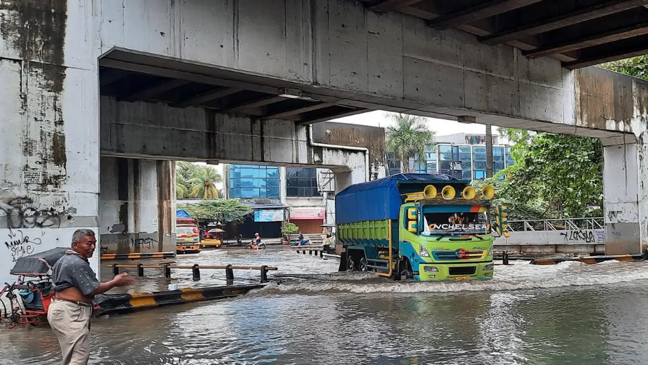 Hujan deras yang mengguyur kawasan Tangerang selama dua hari ini, membuat sejumlah perumahan dan akses jalan utama di kota Tangerang, terendam banjir setinggi 50 sampai 60 cm.