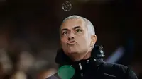 Lucu, Ekspresi Mourinho Lihat Gelembung Busa