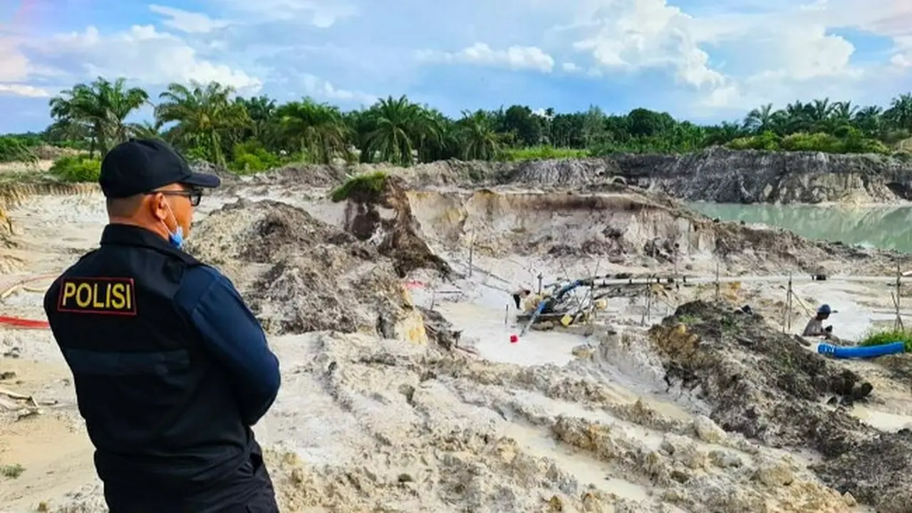 Salah satu lokasi penambangan ilegal di Provinsi Riau.