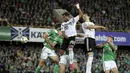 Gelandang Jerman, Serge Gnabry, menyundul bola saat melawan Irlandia Utara pada laga Kualifikasi Piala Eropa 2020 di Windsor Park, Belfast, Senin (9/9). Irlandia Utara kalah 0-2 dari Jerman. (AFP/Paul Faith)