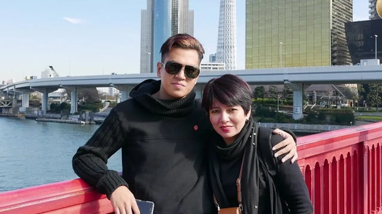 Tak Kalah Keren dari Anak, Ini 6 Potret Ibu Kevin Julio yang Jarang Tersorot