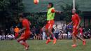 The Jak hadir memberikan dukungan pada sesi latihan Persija Jakarta di Lapangan Yon Zikon TNI AD, Selasa (6/9/2016). (Bola.com/Nicklas Hanoatubun)