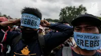 Nelayan mengikatkan kain di kepala saat unjuk rasa menolak larangan penggunaan cantrang di depan Istana Negara, Jakarta Pusat, Rabu (17/1). Cantrang berdampak pada kerusakan lingkungan karena mengeruk dari dasar laut. (Liputan6.com/Faizal Fanani)