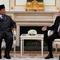 Diketahui, pertemuan Presiden Prabowo Subianto dan Presiden Rusia Vladimir Putin akan difokuskan pada isu-isu yang berkaitan dengan pengembangan lebih lanjut kemitraan strategis antara Rusia dan Indonesia. Tampak dalam foto, Presiden Republik Indonesia, Prabowo Subianto (kiri) berbincang dengan Presiden Rusia Vladimir Putin saat pertemuan mereka di Istana Senat Kremlin, Moskow pada Rabu 10 Desember 2025. (Alexander Zemlianichenko/POOL/AFP)