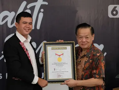 Manager MURI Ridho Al Amin memberikan penghargaan kepada Bapak Komunitas Indonesia pada rekor Donor Darah oleh Komunitas dan Karang Taruna Terbanyak di Jakarta, Minggu (8/11/2020). Kegiatan yang digelar pada 1-30 Oktober 2020 melibatkan 531 komunitas dan 105 tarang taruna. (Liputan6.com/HO/Ading)  