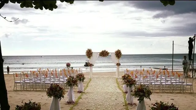 Pesta Pernikahan di Pantai