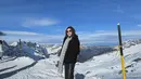 Melalui unggahan di Instagram, ia juga mengungkapkan keindahan pemandangan saat berada di Swiss. Happy Asmara juga terlihat bahagia saat menjajal menaiki cable car untuk melihat pegunungan bersalju. (Liputan6.com/IG/@happy_asmara77)