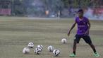 Pemain muda Bali United, Yabes Roni Malaifani melalui inisiatif sendiri menambah porsi latihan pada sela-sela persiapan tim jelang laga kedua Piala Presiden di Lapangan Trisakti, Bali, Selasa (1/9/2015). (Bola.com/Vitalis Yogi Trisna)