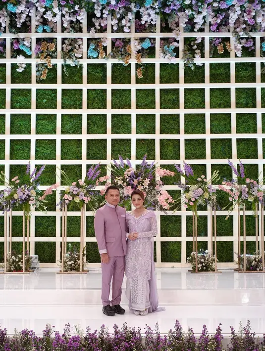 "Jadilah istri yang sesungguh-sungguhnya, istri yang ikut suami, dengar suamimu, karena dia adalah imam. Kamu jangan pernah berkata kasar dan menghardik suami," ucap sang musisi.  (Instagram/aurelie.hermansyah)