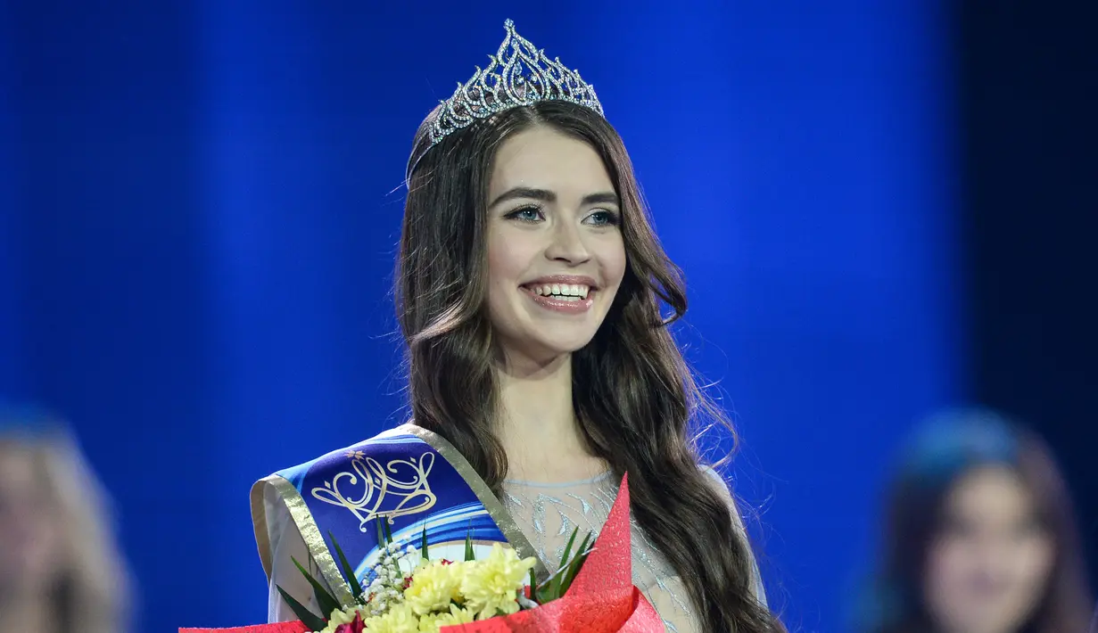 Maria Vasilevich (tengah) tersenyum setelah dinobatkan sebagai Miss Belarus 2018 di Minsk, Belarusia (4/5). Maria Vasilevich mendapat mobil baru, mahkota emas putih dan hadiah uang tunai. (AFP Photo/Maxim Malinovsky)