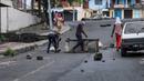 Para demonstran oposisi membarikade sebuah jalan di Moroni pada 17 Januari 2024. (Olympia DE MAISMONT/AFP)