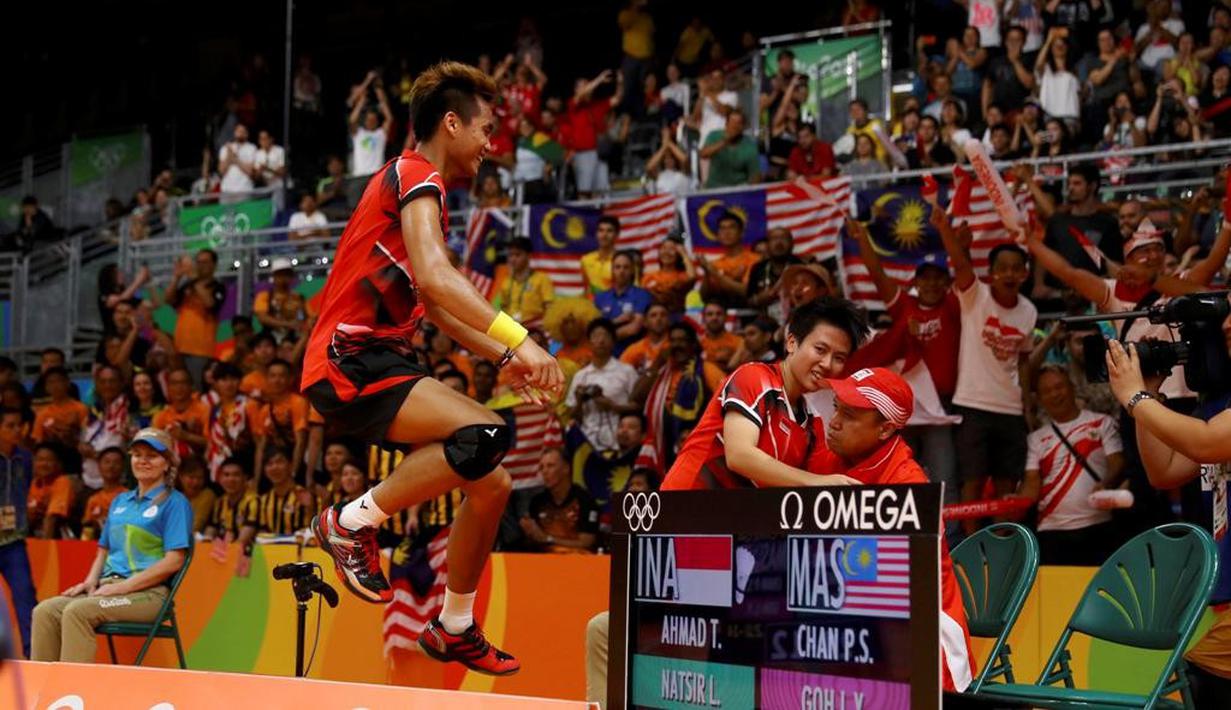 Tontowi Ahmad/Liliyana Natsir menghampiri pelatihnya, Richard Mainaky, setelah merebut emas Olimpiade Rio de Janeiro 2016. (Reuters/Mike Blake)