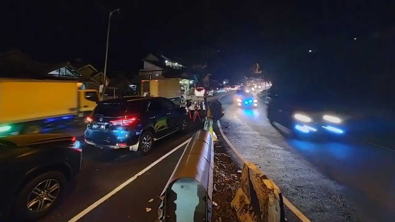 Suasana Nagreg, Jawa Barat, di musim mudik Lebaran 2022, pada Jumat (29/4/2022). (Liputan6.com/Huyogo Simbolon)