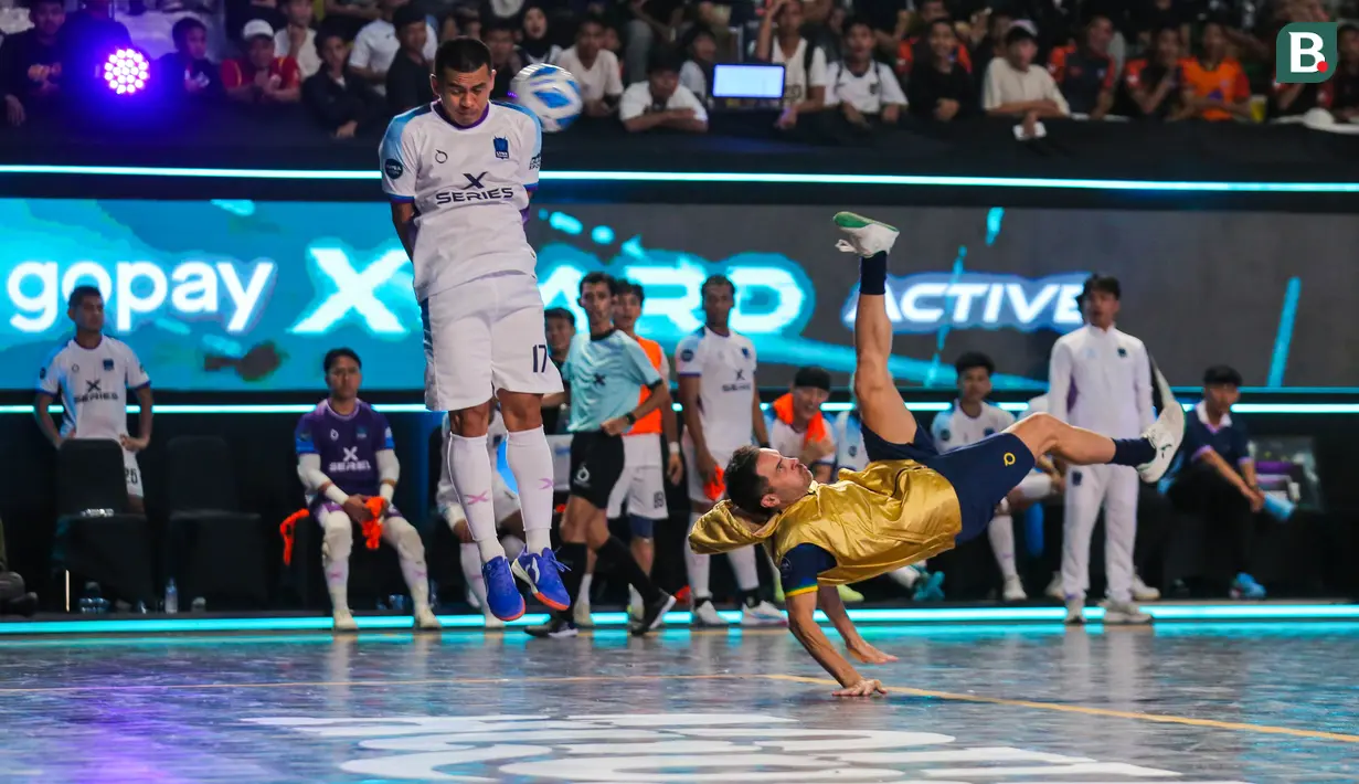 Pemain Fury Squad, Falcao melakukan tendangan salto ke gawang Lynx Hunters dalam laga perebutan peringkat ketiga Futsal X Series 2 yang berlangsung di GOR UNJ, Rawamangun, Jakarta, Minggu (18/01/2026). (Bola.com/Bagaskara Lazuardi)